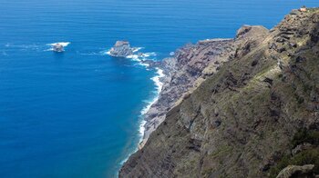 das Naturschutzgebiet Roques de Salmor mit dem Roque Chico links und dem Roque Grande rechts auf El Hierro