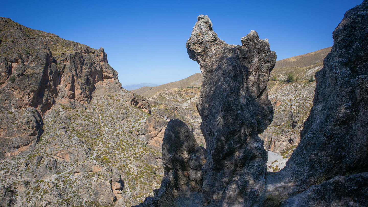 skurrile Felsformationen am Camino de la Solana bei Monachil