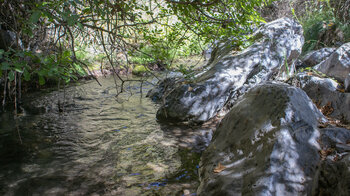 Felsen am Bachlauf des Río Monachil