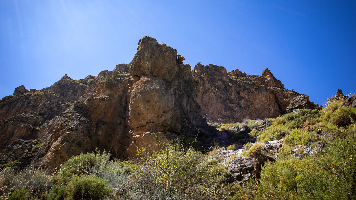 Felsformationen entlang der Wanderung Cahorras de Monachil