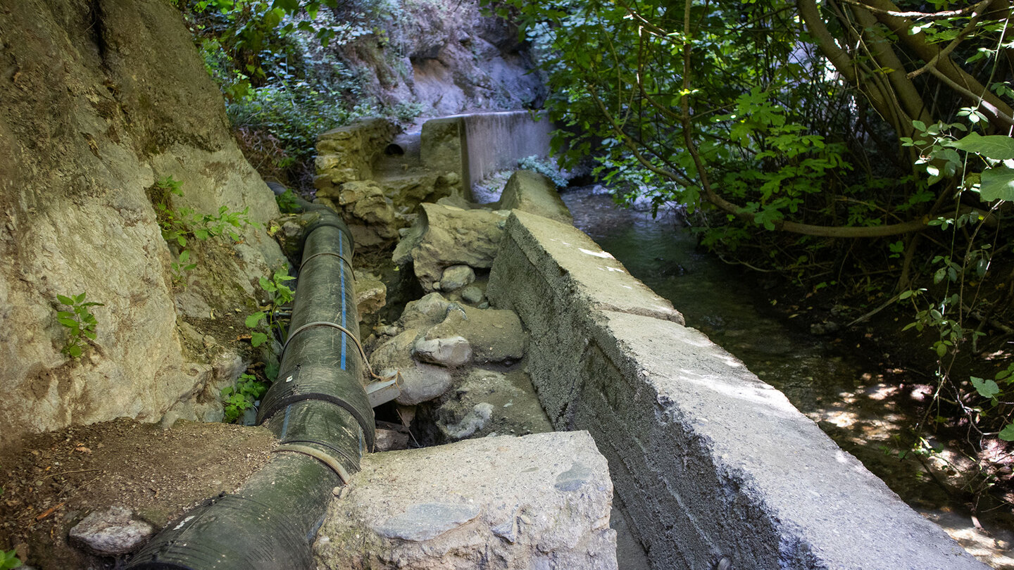 gebrochener Kanal entlang der Wanderroute