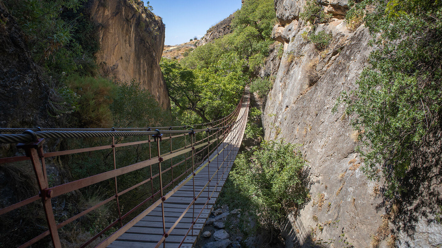 Hängebrücke auf der Wanderroute entlang des Río Monachil