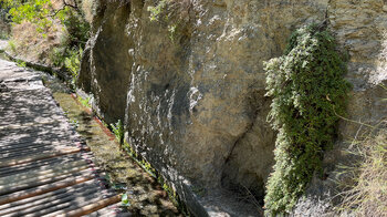 Wanderidylle mit Holzsteg und Kanal Richtung Monachil