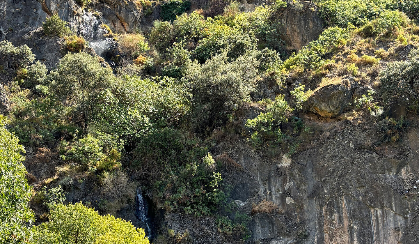 Wasserfall auf der Route Cahorras de Monachil