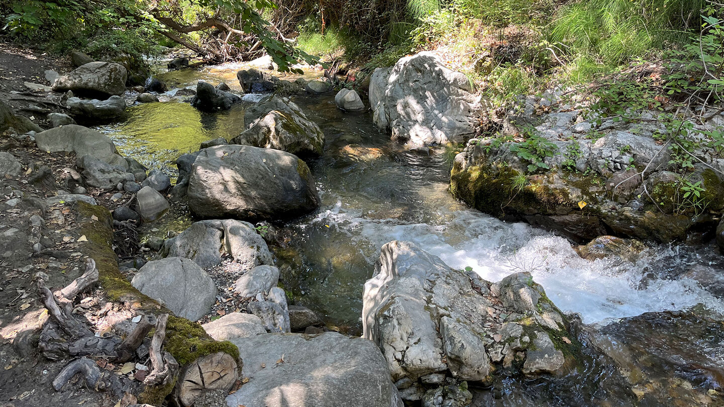 Wanderweg entlang des Bachbetts des Río Monachil