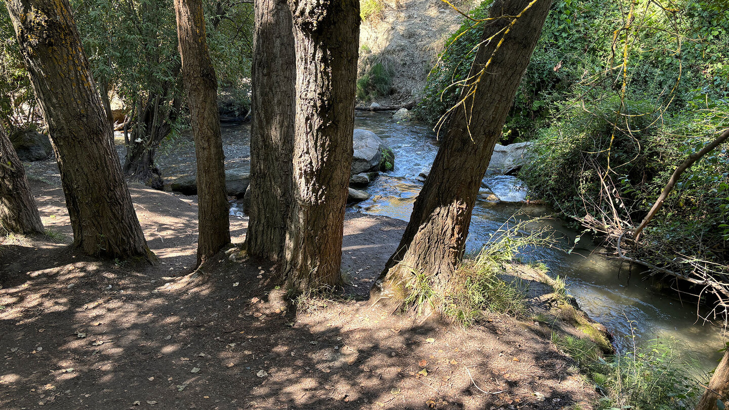 malerischer Wegabschnitt entlang des Río Monachil