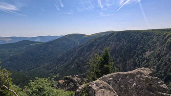 Ausblick über die Spitzfelsen auf Le Hohneck und Petit Hohneck