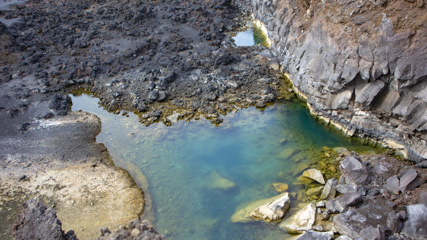 Blick von der Felsklippe auf die Aijibe-Naturpools