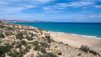 Blick entlang des Strands an der Playa de la Barca auf Fuerteventura