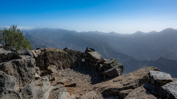 Blick vom Montaña Altavista zum Roque Bentayga und Roque Nublo