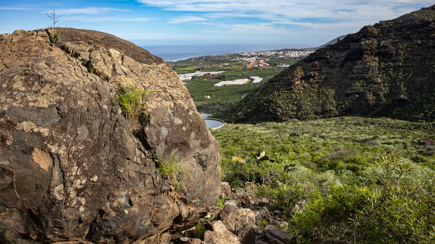 Blick auf Buenavista del Norte über eine runde Felsformation
