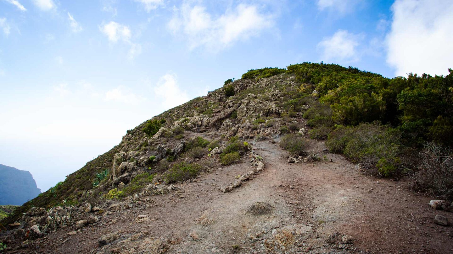 der Wanderweg entlang des Bergrückens