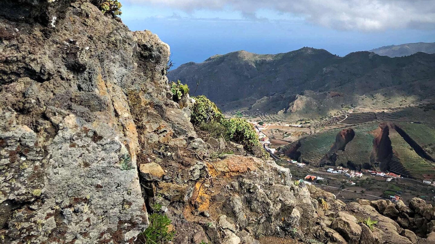 felsige Gratwanderung an den Cumbres de Baracán mit Blick auf El PalmarBl