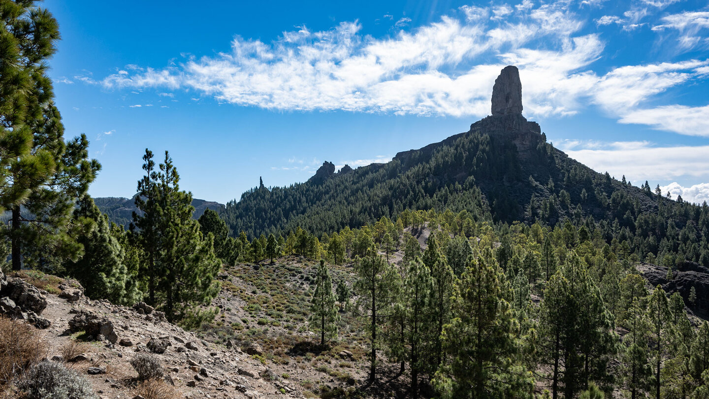 Blick über die Degollada Blanca auf Roque Nublo und El Fraile