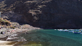 geschützt durch die Hafenmole ist der kinderfreundliche Strand Playa de Vueltas auf La Gomera