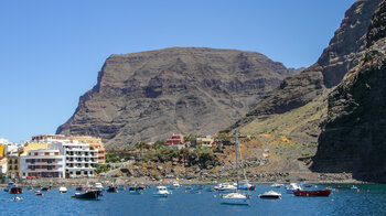 Der Strand Playa de Vueltas auf La Gomera liegt direkt am Hafen von Vueltas