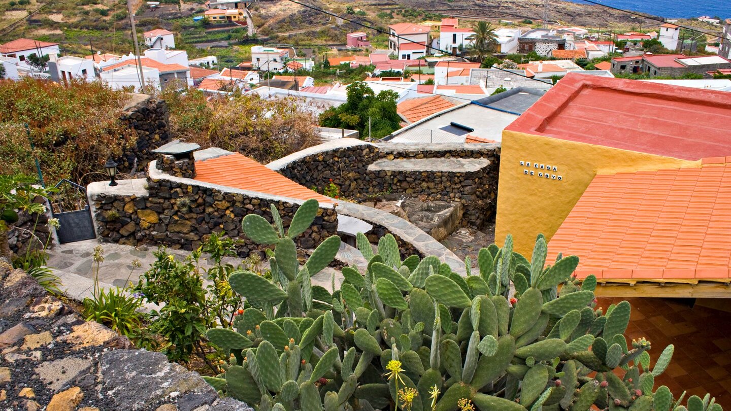 Blick über die von prachtvollen Blumengärten umgebenen Häuser in Los Llanillos auf El Hierro