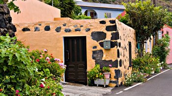 gepflegtes Haus im traditionellen Stil in der Ortschaft Los Llanillos auf El Hierro