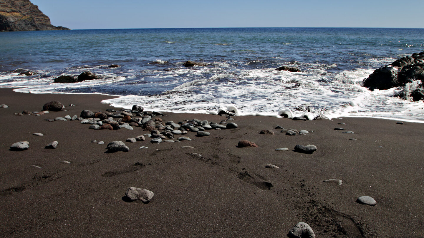 feiner schwarzer Lavasand am Strand des Playa de Argaga auf La Gomera