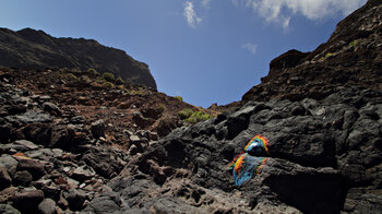 die Felswände an der Playa de Argaga auf La Gomera mit Hippie Reminiszenzen