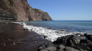 Blick entlang des schwarzen Sandstrands der Playa de Argaga auf La Gomera