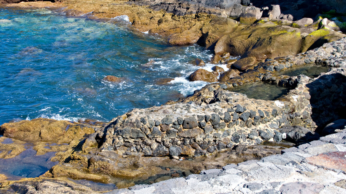 kleine gemauerte Wasserbecken am Strand der Playa de La Cueva auf La Gomera