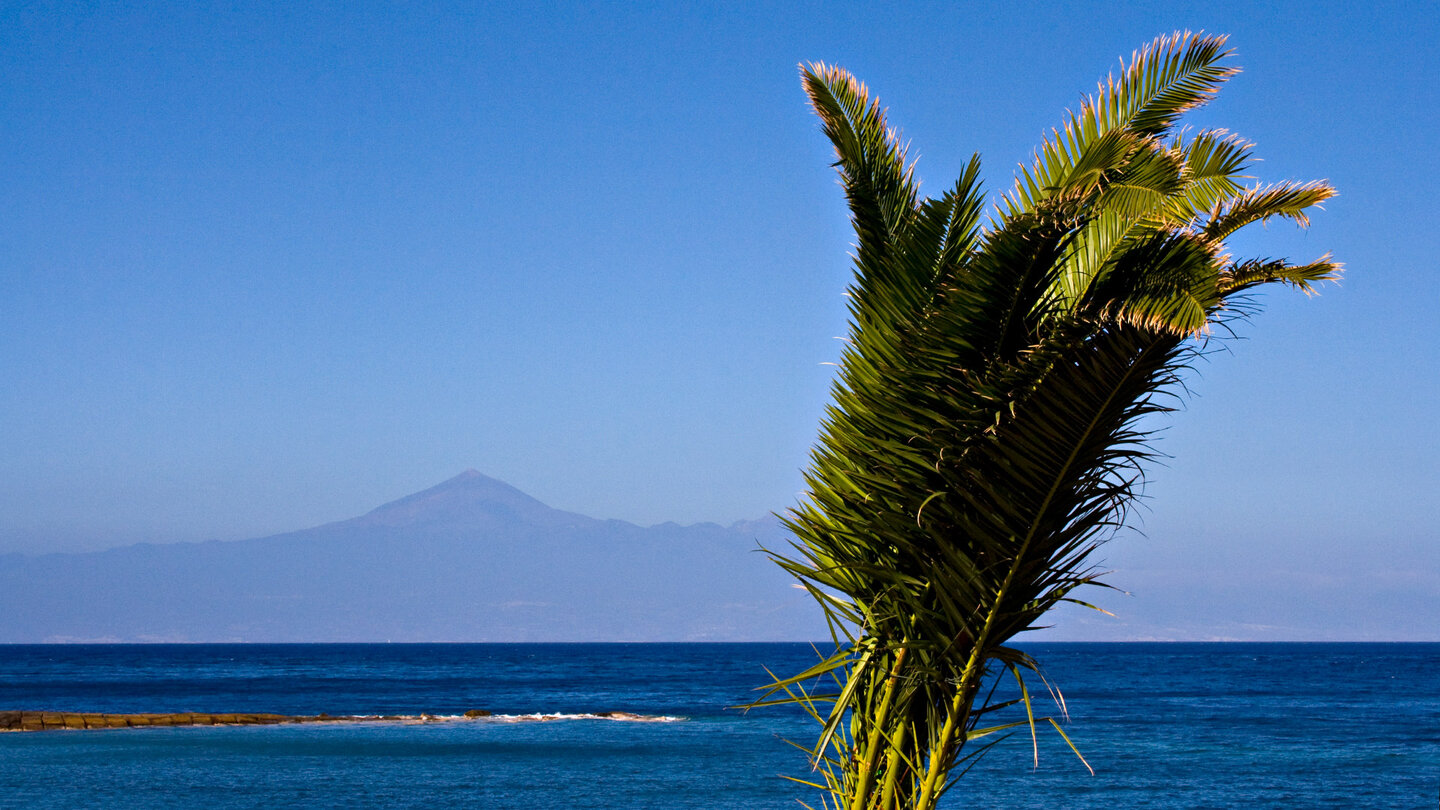 zum Greifen nah ist der Teide auf Teneriffa von der Playa de La Cueva auf La Gomera aus gesehen