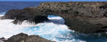 der charakteristische Basaltbogen am Charco Manso auf El Hierro