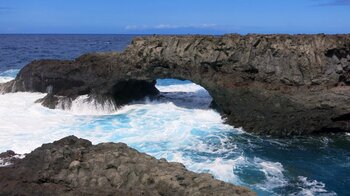 der charakteristische Basaltbogen am Charco Manso auf El Hierro