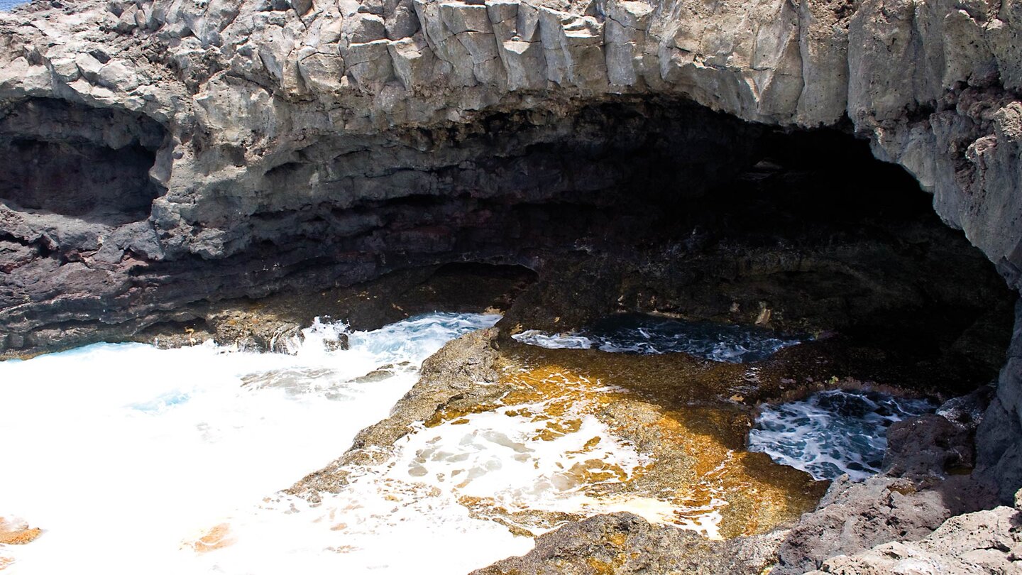 unterspülte Grotte am Charco Manso auf El Hierro