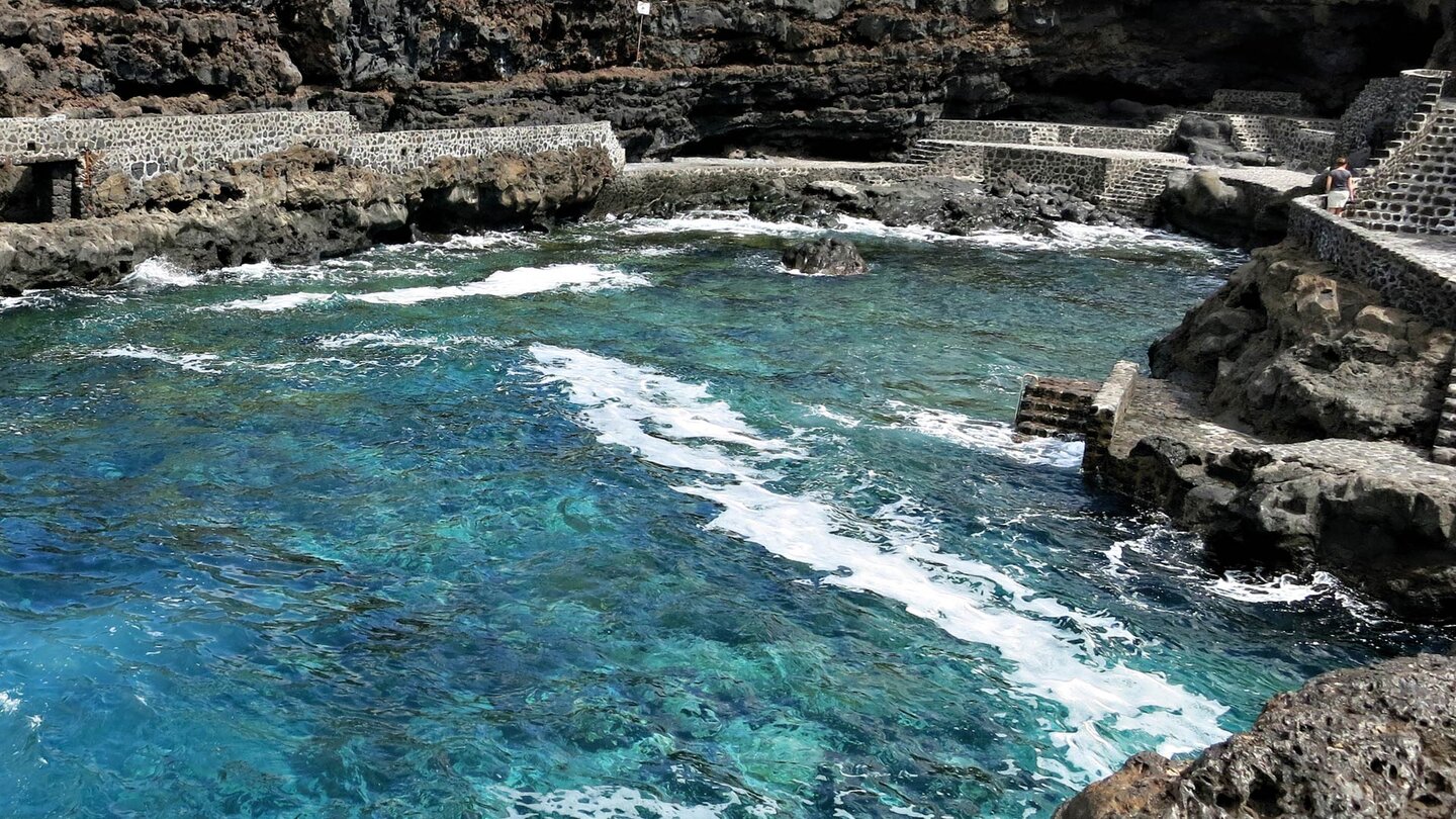 gemauerte Sonnenterrassen auf beiden Seiten der Bucht von Charco Manso auf El Hierro