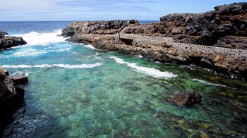 türkisgrünes Wasser in der Buchtvon Charco Manso auf El Hierro