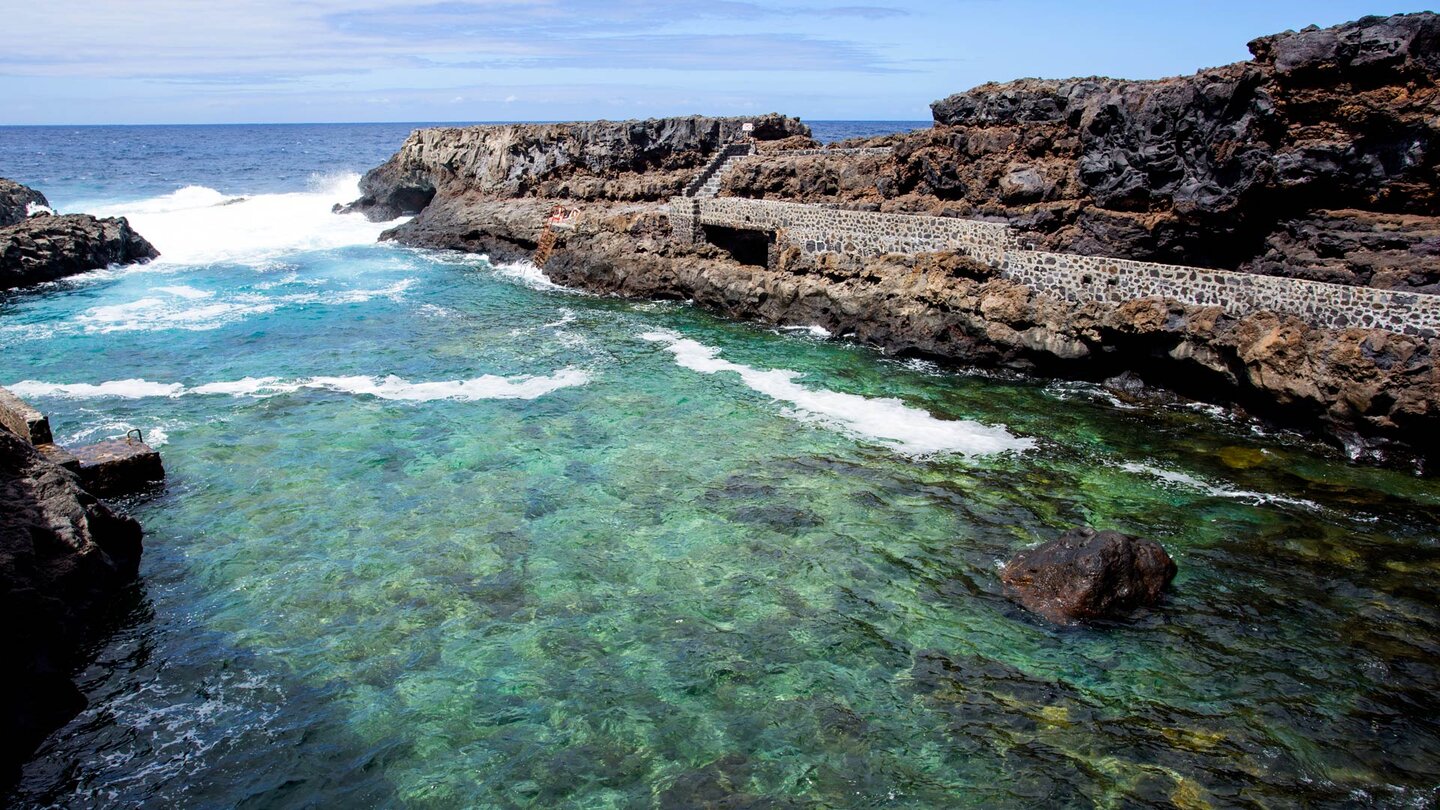 türkisgrünes Wasser in der Buchtvon Charco Manso auf El Hierro