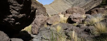 wandern mit Findlingen und Wassergumpen entlang der Risco-Schlucht