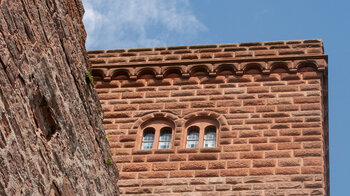 auf dem Rundgang durch die Burg Trifels