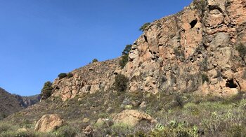 An den erodierten Felswänden des Barranco de Tamadaya entlang wandern