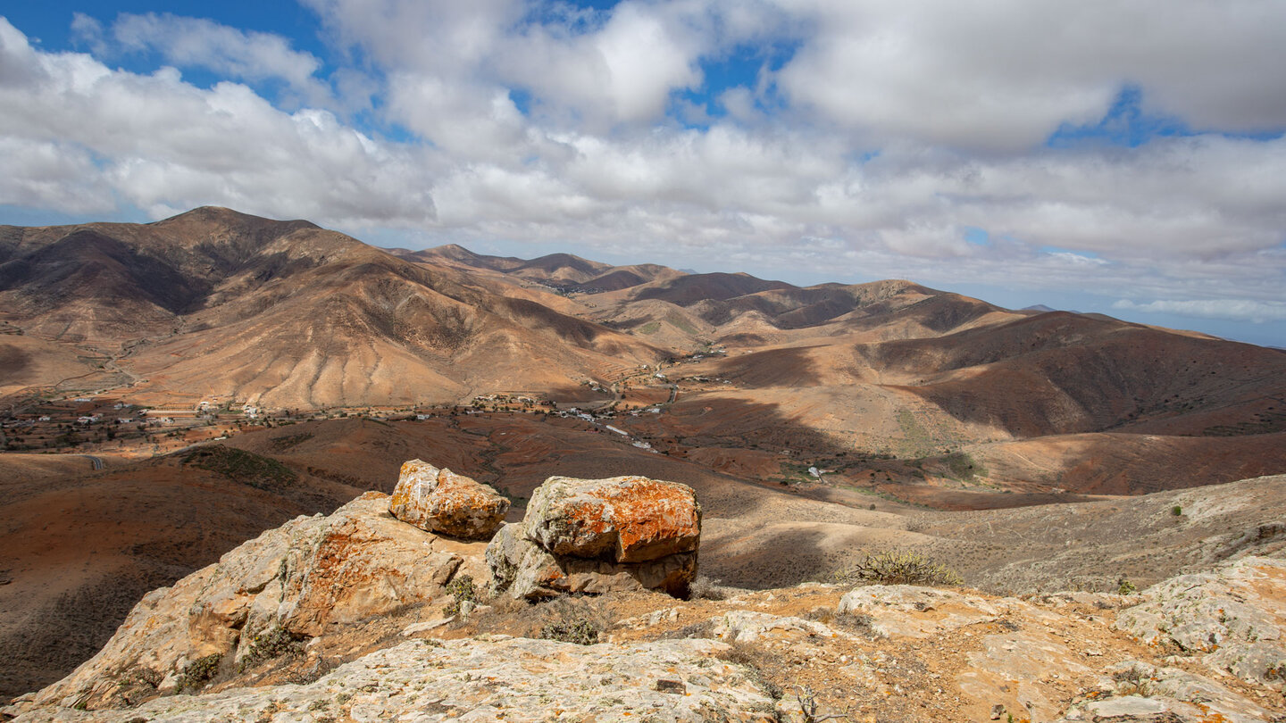 Ausblick über das Tal von Betancuria mit dem Atalaya im Hintergrund