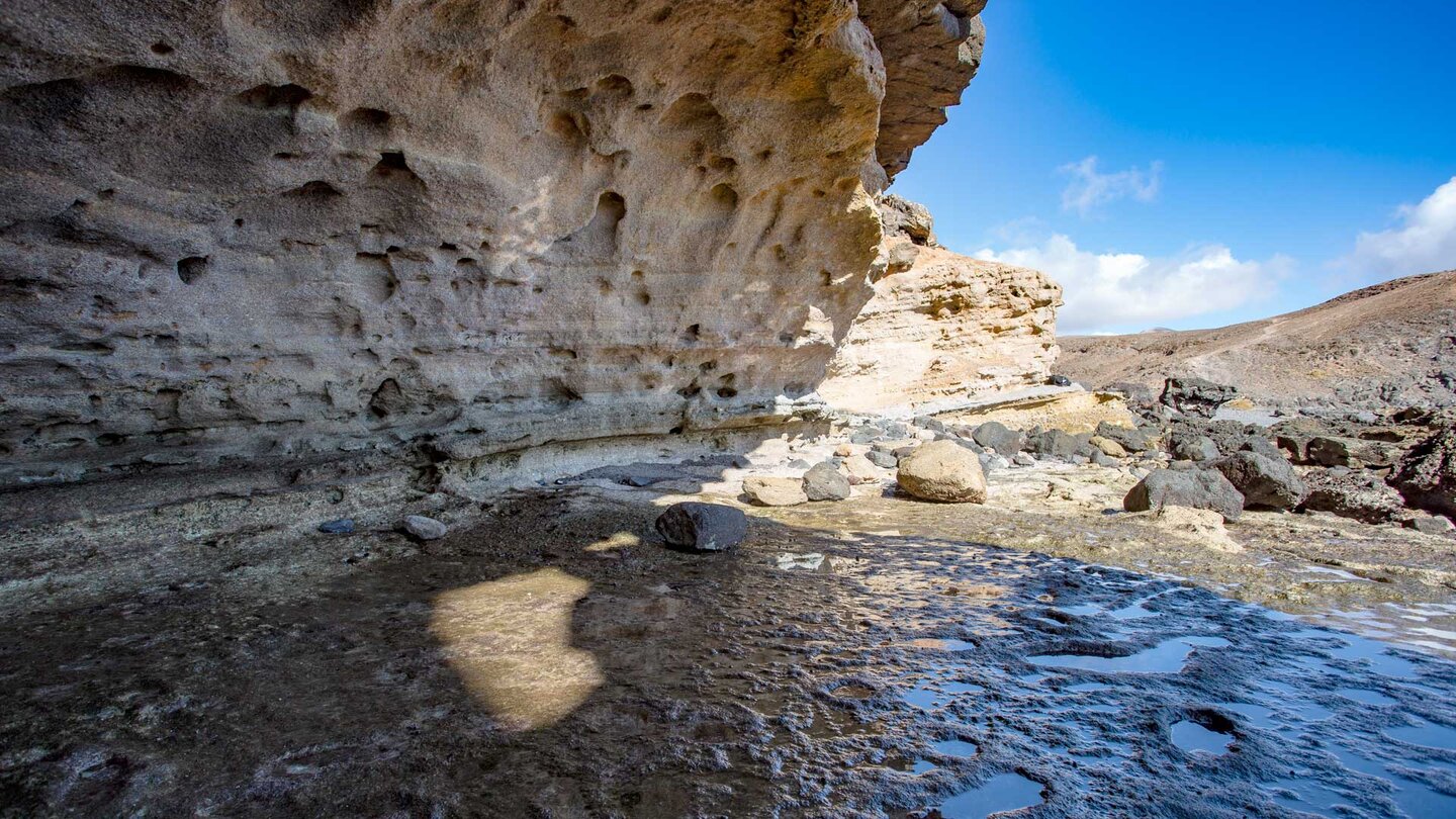 durch Erosion geprägte helle Felsstrukturen