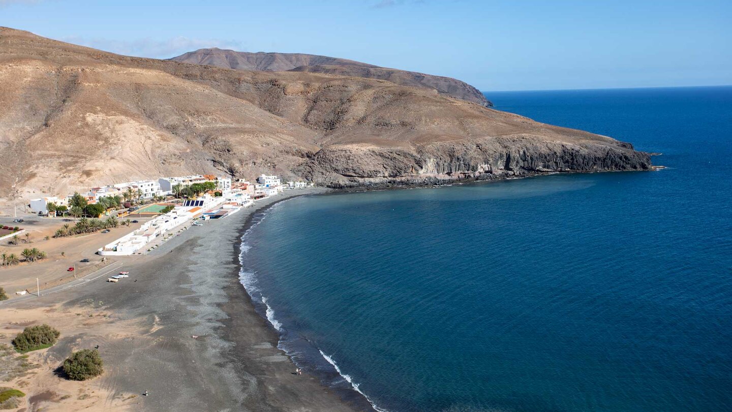 Blick auf den Strand von Giniginamar entlang der Küstenwanderung