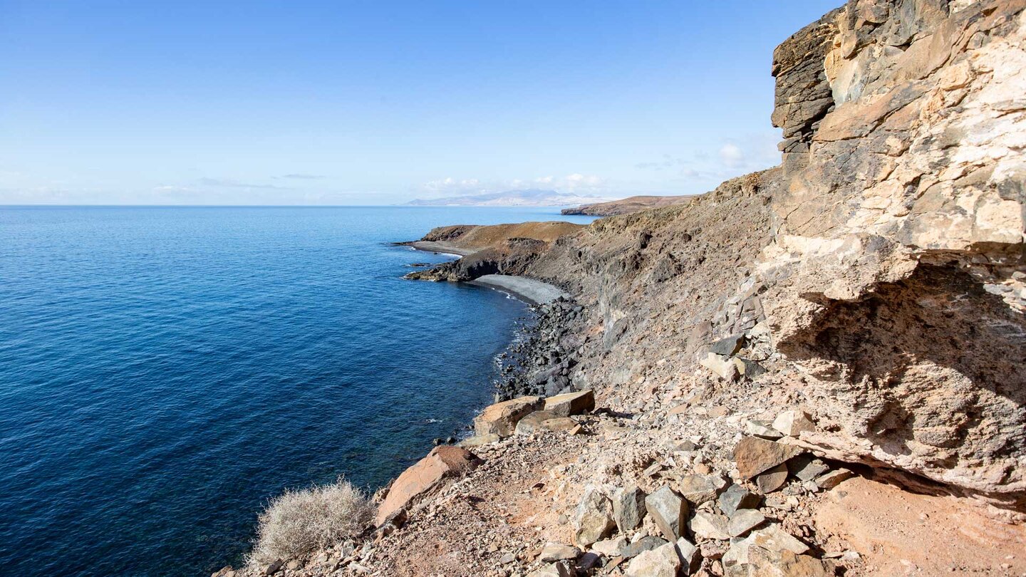 traumhafte Klippenlandschaft entlang des Küstensteigs bei Giniginamar