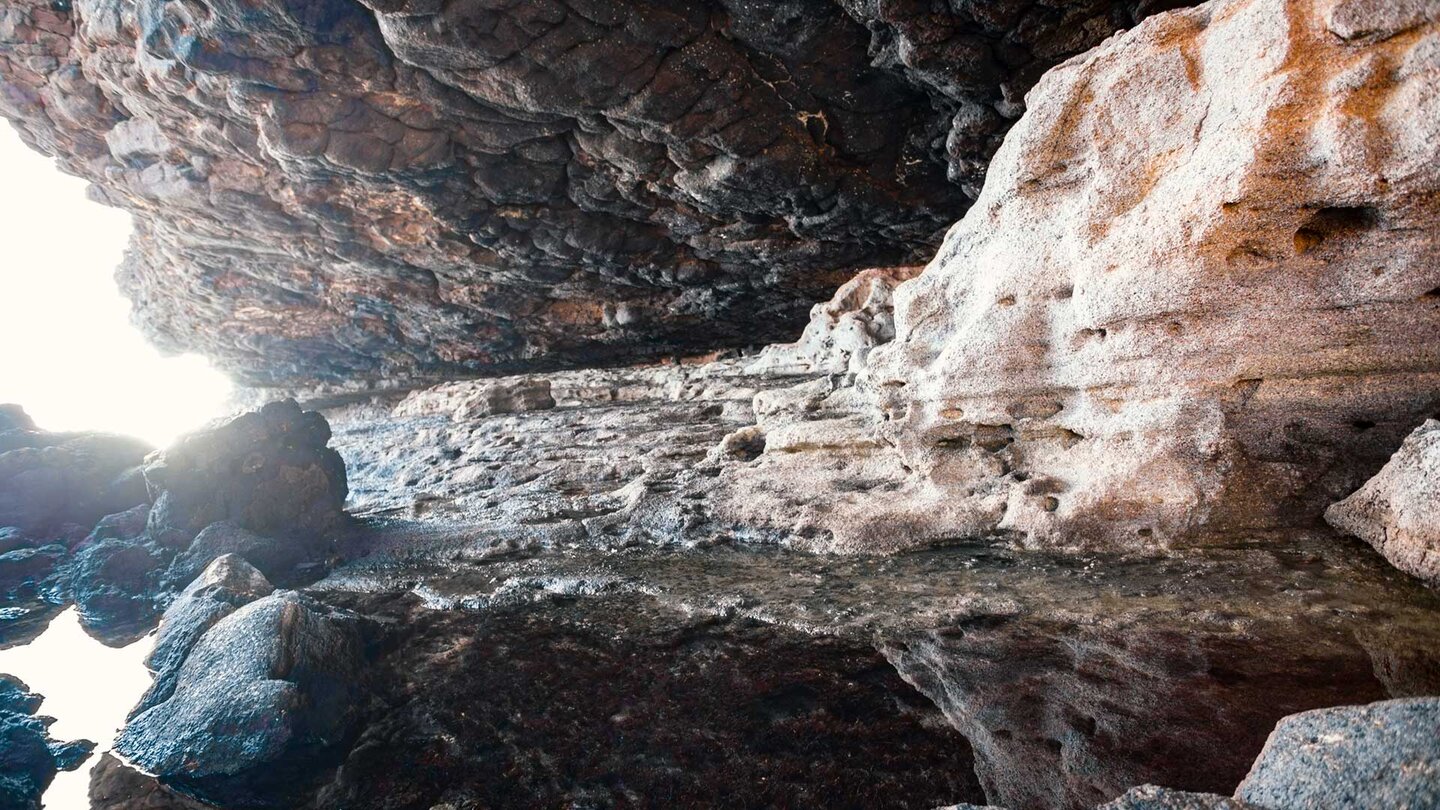 Meeresgrotte entlang des Küstenwanderweges zwischen Giniginamar und Tarajalejo