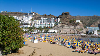 der von Touristen begehrte Strand der Playa de Puerto Rico auf Gran Canaria