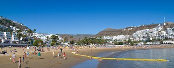 die künstlich angelegte Strandbucht Playa de Puerto Rico auf Gran Canaria