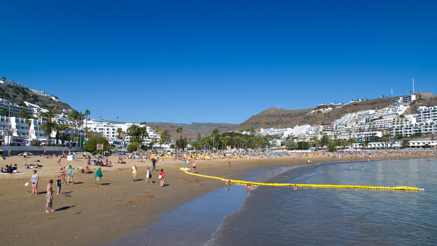 die künstlich angelegte Strandbucht Playa de Puerto Rico auf Gran Canaria