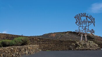 der Aussichtspunkt Mirador del Río an der Nordspitze des Famara-Massivs auf Lanzarote