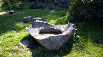 Rastplatz mit Brunnen am Wanderweg