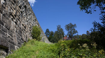 Wiesenpfad an der Staumauer