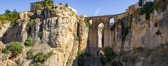 über die Schlucht El Tajo erstreckt sich die Puente Nuevo in Ronda