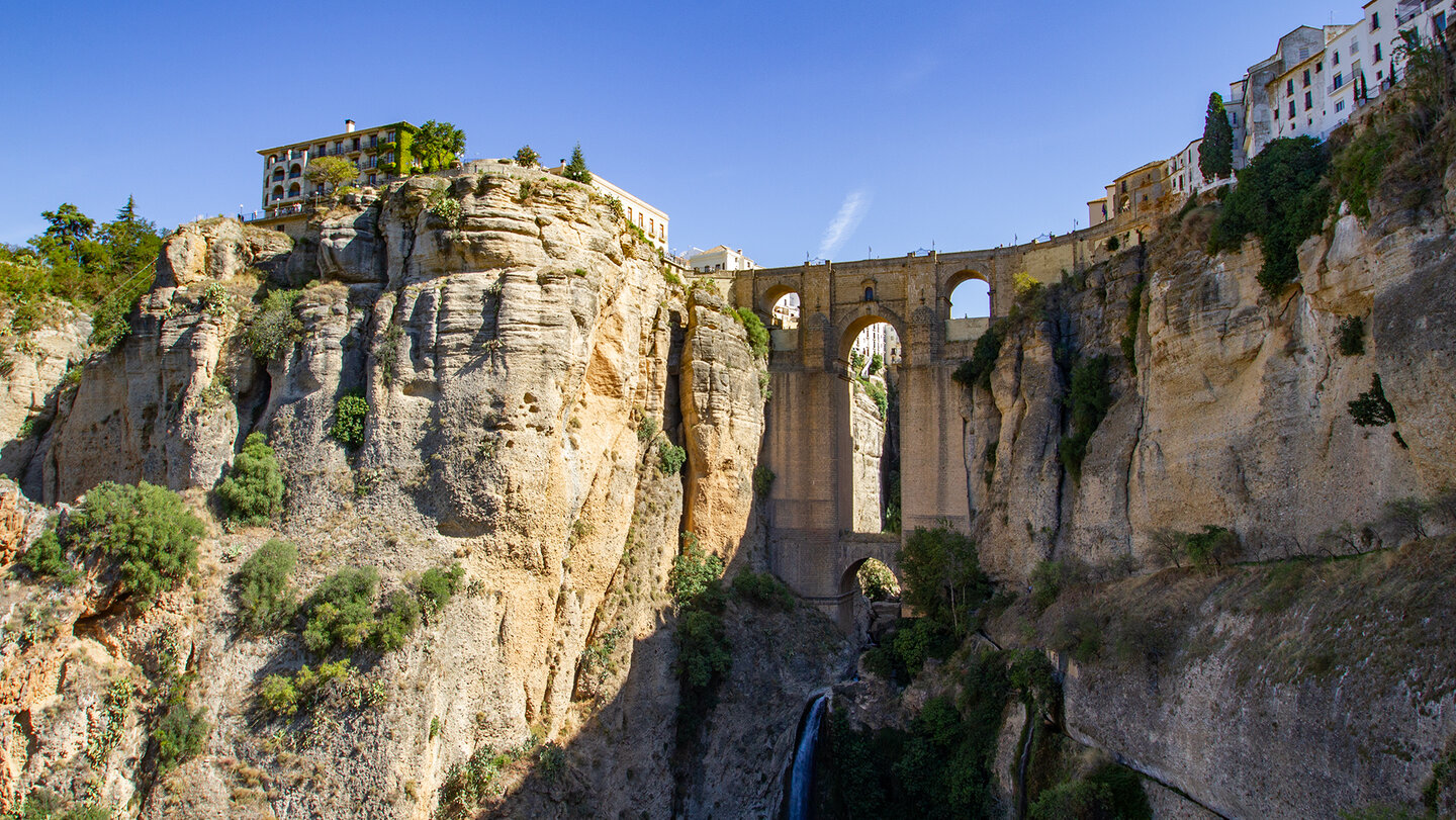 über die Schlucht El Tajo erstreckt sich die Puente Nuevo in Ronda