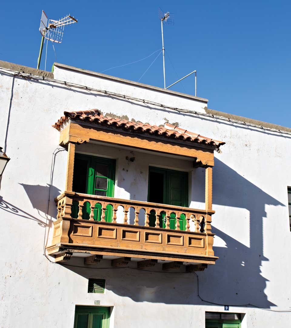 Holzbalkon an Stadthaus in Granadilla de Abona auf Teneriffa